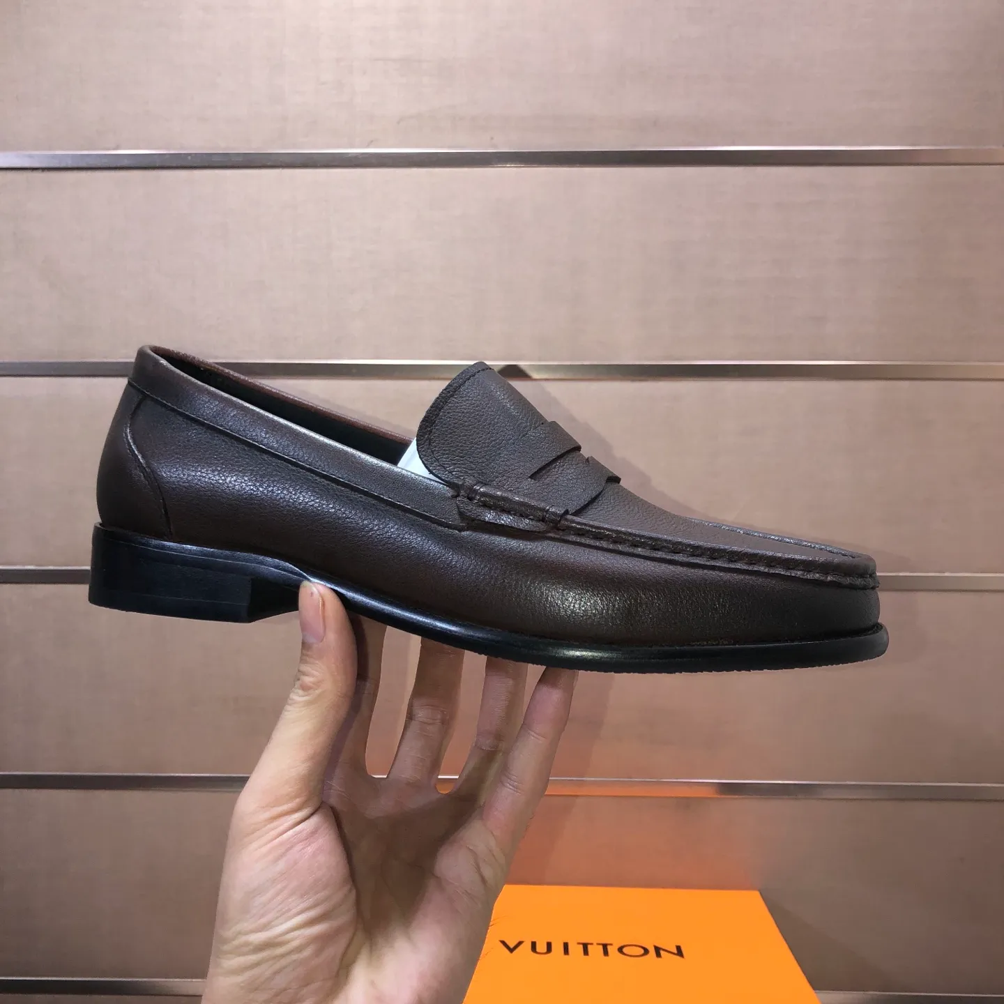 Men's men's shoes💰540💰[LV] (original single cowhide lining)🍀LV's latest genuine leather business suit shoes are available on the official website at the same time. The first-layer cowhide imported from Italy is made of heavy gold, and the official website has a 1:1 rubber outsole. Versatile to wear, high-end without losing class, and the color combination is extraordinary. This four-season style is alluring when worn on your feet, showing off your big-name flair. Standard code 38-45 (45 customized)